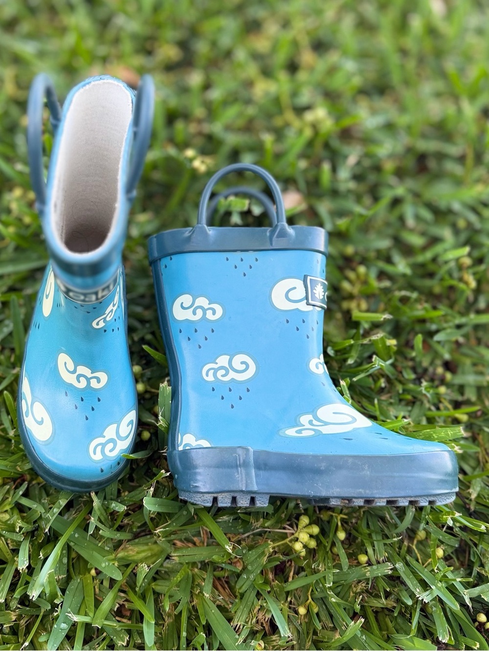 Oaki kids' rain boots in blue with a cloud pattern and convenient loop handles